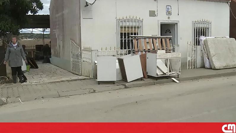 Moradora relata que a água entrou na casa devido às fortes chuvas na região.