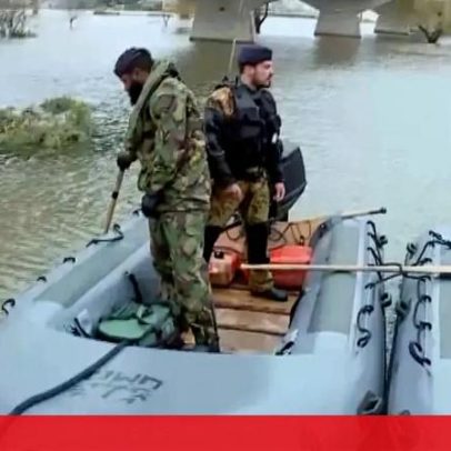 Fuzileiros usam bote para alcançar aldeia cercada por água