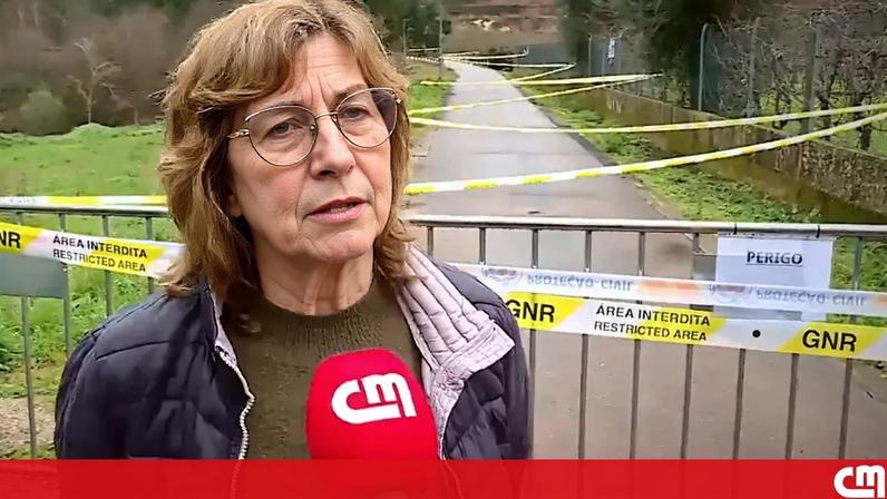 Duas famílias foram desalojadas após um deslizamento de terras na A7, na vila de Arco de Baúlhe, no município de Cabeceiras de Basto.