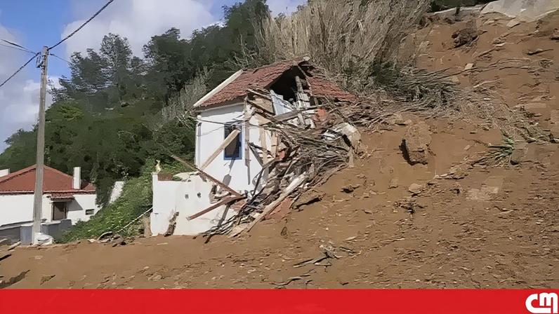 Derrocada destruiu a casa onde casal vivia há anos.