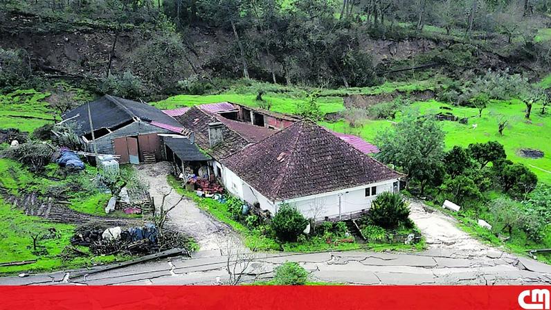 Estrada colapsa e arrasta casa mais de 13 metros em Pombal. Moradia está em risco de ruir