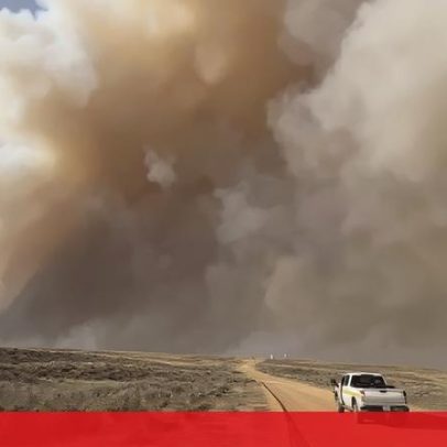 Nuvem de fumo causada por incêndios de grandes dimensões em Oklahoma