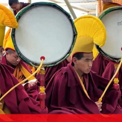 Monges rezam para dar as boas-vindas ao Ano Novo na Índia