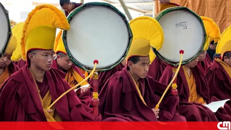 Monges rezam para dar as boas-vindas ao novo ano na Índia