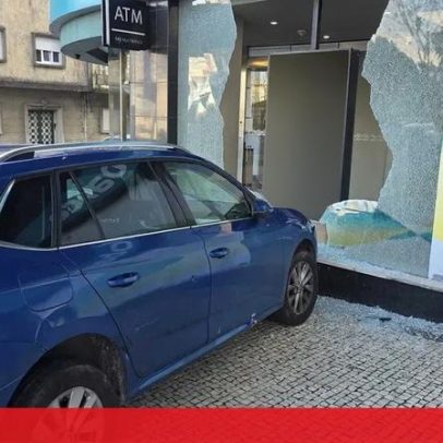 Carro TVDE embate fachada de banco em Gaia após desacatos