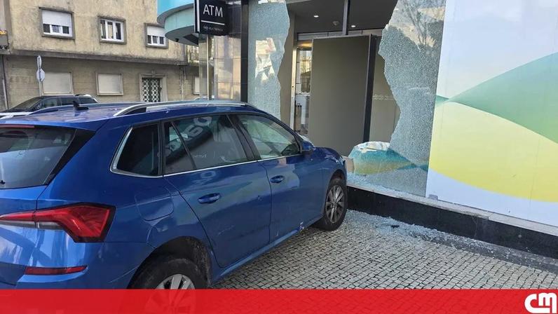 Carro TVDE abalroa fachada de banco em Gaia após desacatos