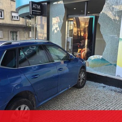 Carro embate na fachada do Novo Banco em Gaia