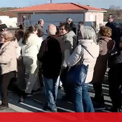 Moradores sem luz há semanas protestam e fecham rua na Marinha Grande