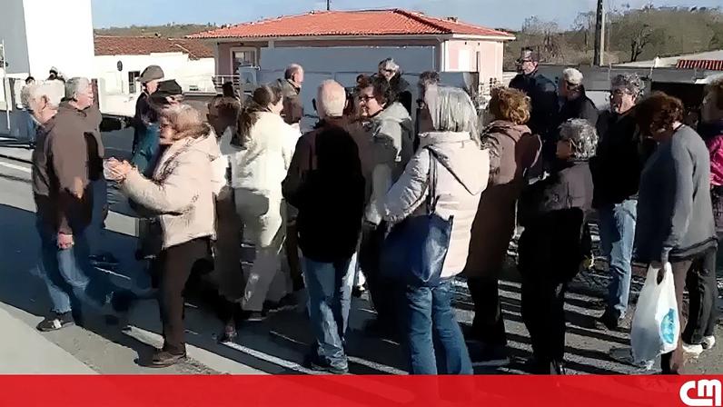 Moradores sem luz há semanas realizam protesto e fecham rua na Marinha Grande