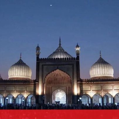 Centenas reúnem-se na Jama Masjid para quebrar jejum do Ramadão