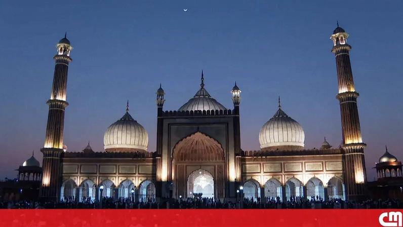 Centenas de pessoas reúnem-se na Jama Masjid para quebrar jejum do Ramadão