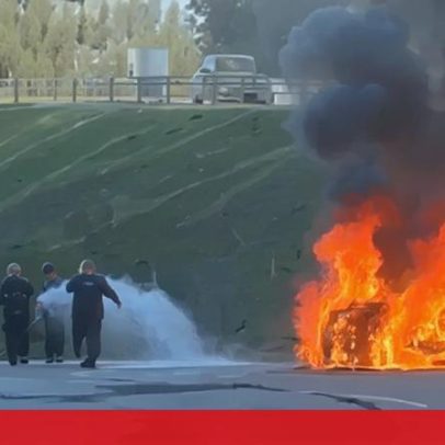 Carro totalmente destruído por incêndio em Guimarães