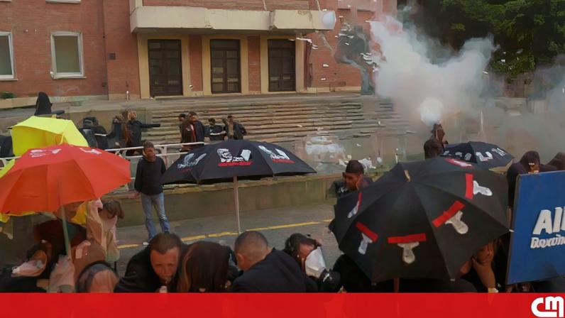Fogo, explosões e gás lacrimogéneo marcam protestos anti-governo na Albânia
