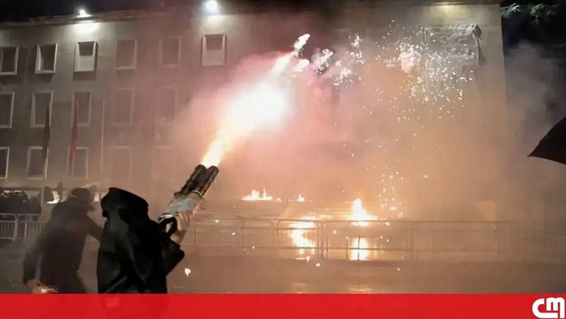 Protestos violentos em Tirana terminam com confrontos com a polícia