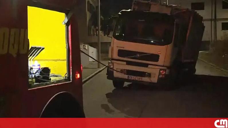 Camião imobilizado depois de abatimento de piso em Grijó