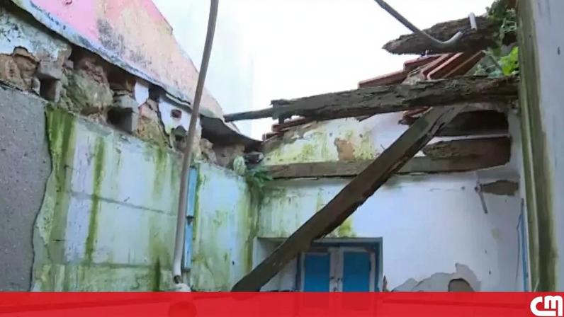 Imagem do telhado colapsado em Vila Nova da Caparica.