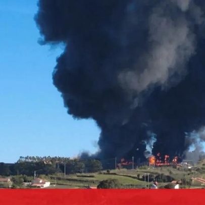 Incêndio em armazém de frutas em Óbidos gera nuvem negra