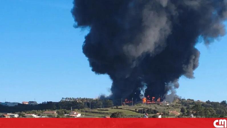 Nuvem negra provocada por incêndio em armazém de frutas em Óbidos