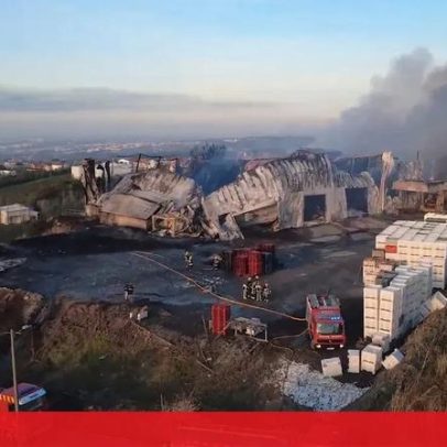 Imagens de drone mostram estragos do incêndio em armazém de frutas em Óbidos