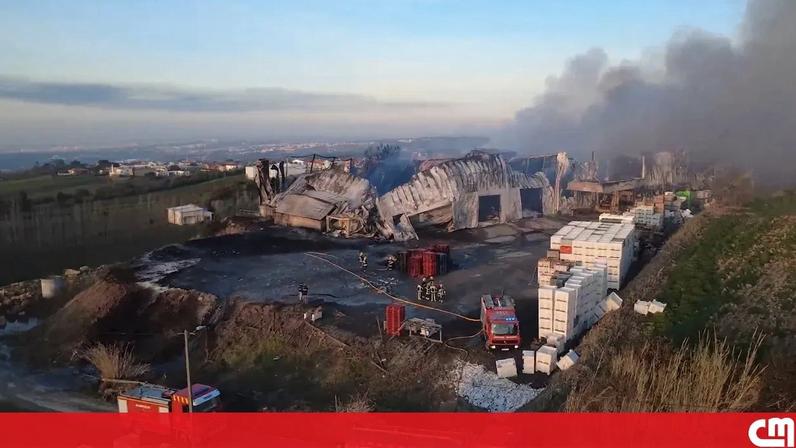 Imagens de drone mostram estragos causados pelo incêndio em armazém de frutas em Óbidos