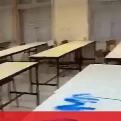 Escola em Almada vandalizada com graffiti em paredes e mesas