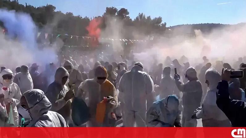 Habitantes e visitantes de Galaxidi atiram sacos de farinha colorida uns aos outros para assinalar o fim do Carnaval, esta segunda-feira, numa tradição ruidosa e caótica que transforma a marginal da cidade num autêntico campo de batalha festivo.