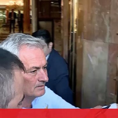 Vídeo mostra Mourinho regressar ao hotel em Madrid após saída sem explicação
