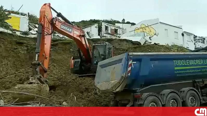 Funcionários da câmara de Almada estiveram, esta quarta-feira, na rua 1.º de Maio, em Porto Brandão, a remover a terra.