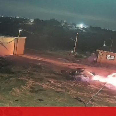 Imagens mostram colonos a incendiar casas e viaturas numa aldeia palestiniana