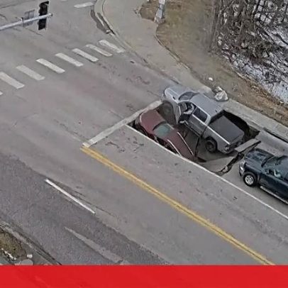 Cratera engole dois automóveis numa rua do Nebraska