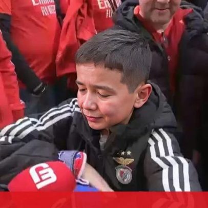 Criança emociona-se após desacatos entre adeptos do Benfica e polícia espanhola