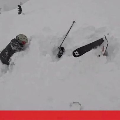 Imagens mostram resgate de esquiador soterrado na neve