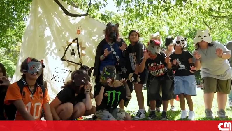 “Tenho momentos em que sou um cão”: Tendência viral dos ‘therians’ junta jovens vestidos de animais em Buenos Aires