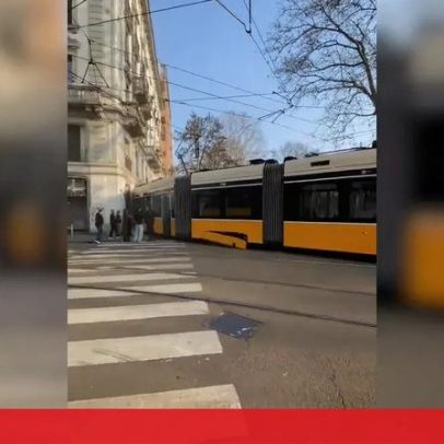 Acidente mortal em Milão: elétrico descarrilou e colidiu com prédio