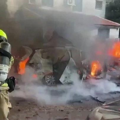 Bombeiros combatem incêndios após interceptação de mísseis iranianos em Telavive