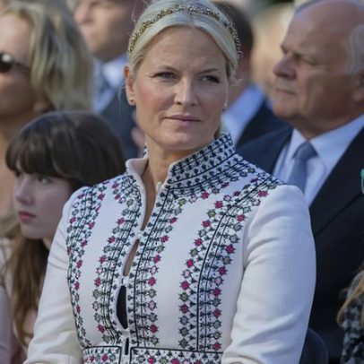 Ligação da princesa da Noruega a Epstein torna-se tema político
