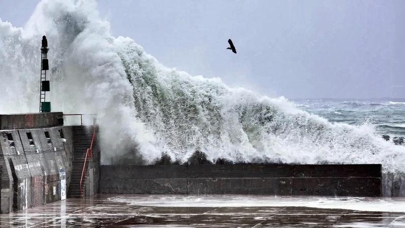 Ilhas Ocidentais dos Açores em aviso vermelho por agitação marítima