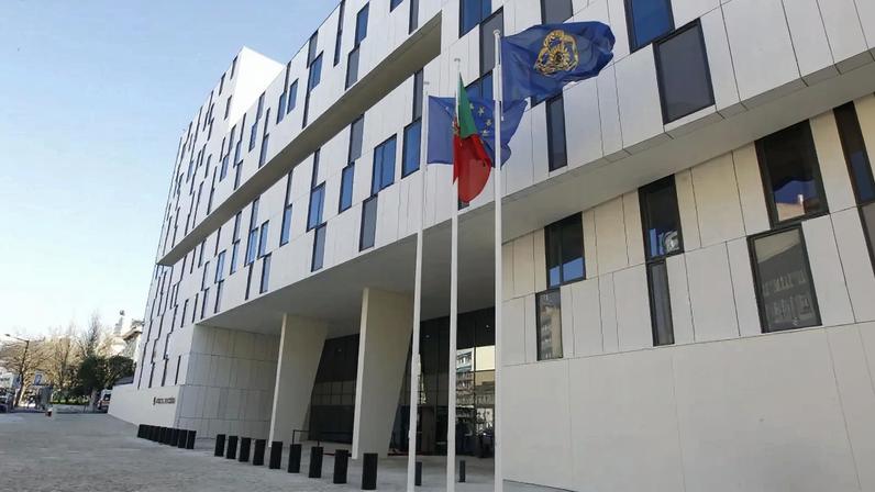 Polícia Judiciária investiga incêndio em três carros