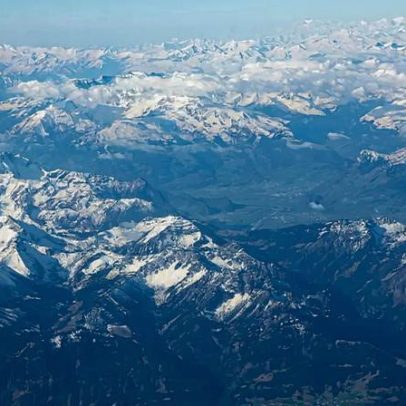 Comboio descarrila após avalancha nos Alpes suíços