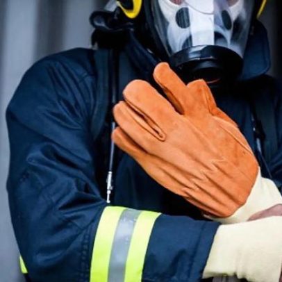 Mulher resgatada após horas soterrada cabeça para baixo nos escombros de casa