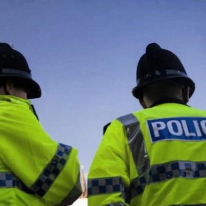 Dois jovens esfaqueados numa escola em Londres; agressor está em fuga