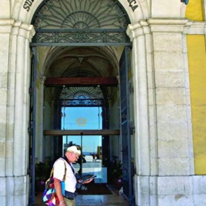 Professor absolvido de abusos contra duas alunas no Porto