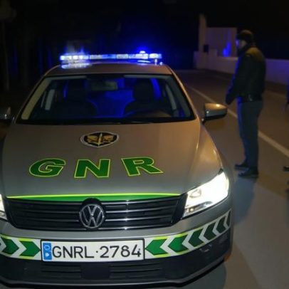 Condutor embriagado e drogado sem carta provoca acidente e foge à GNR