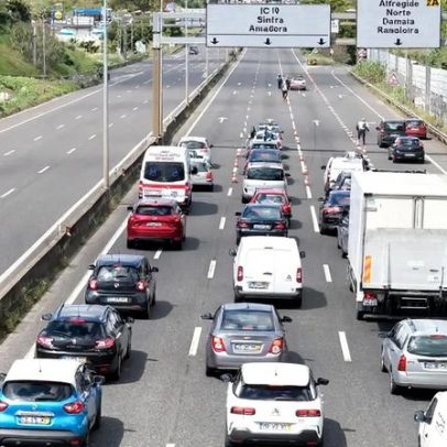 Acidente com três carros no IC19 provoca corte de trânsito