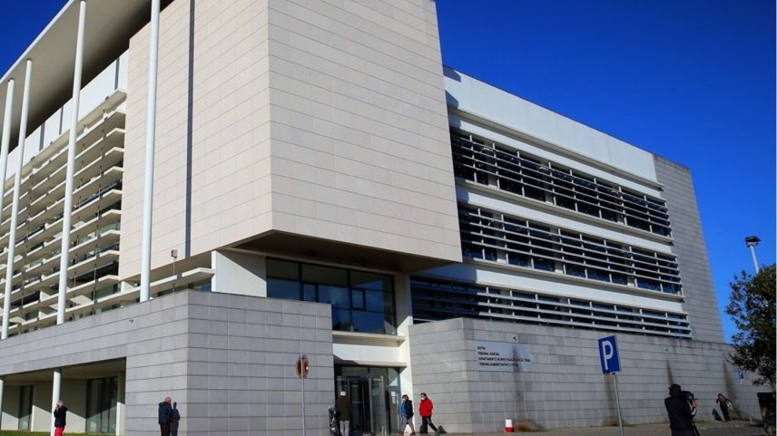 Mulher de 26 anos foi interrogada no tribunal de Sintra