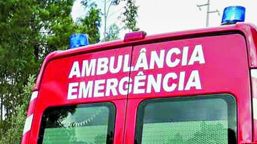Colisão entre carro e ambulância faz três feridos graves em Faro