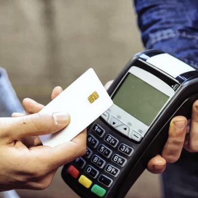 Mulher acusada de levantamentos abusivos com cartão de idosa em Porto Santo