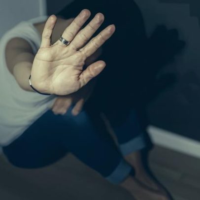 Homem de 39 anos em prisão preventiva por agredir namorada e filho de 4 anos
