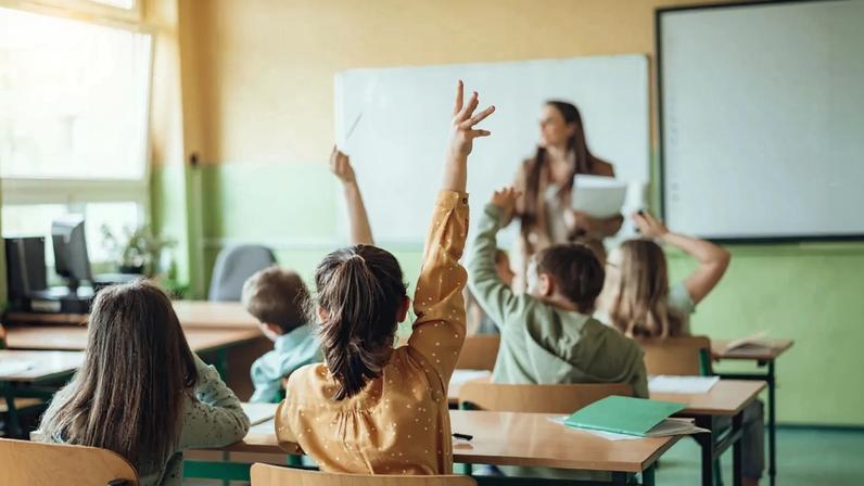 Trabalhadores escolares obrigados a devolver salários e descer de escalão