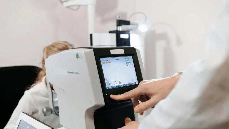 Médico oftalmologista ajudou utentes que atendia no privado a 'furar' fila no SNS